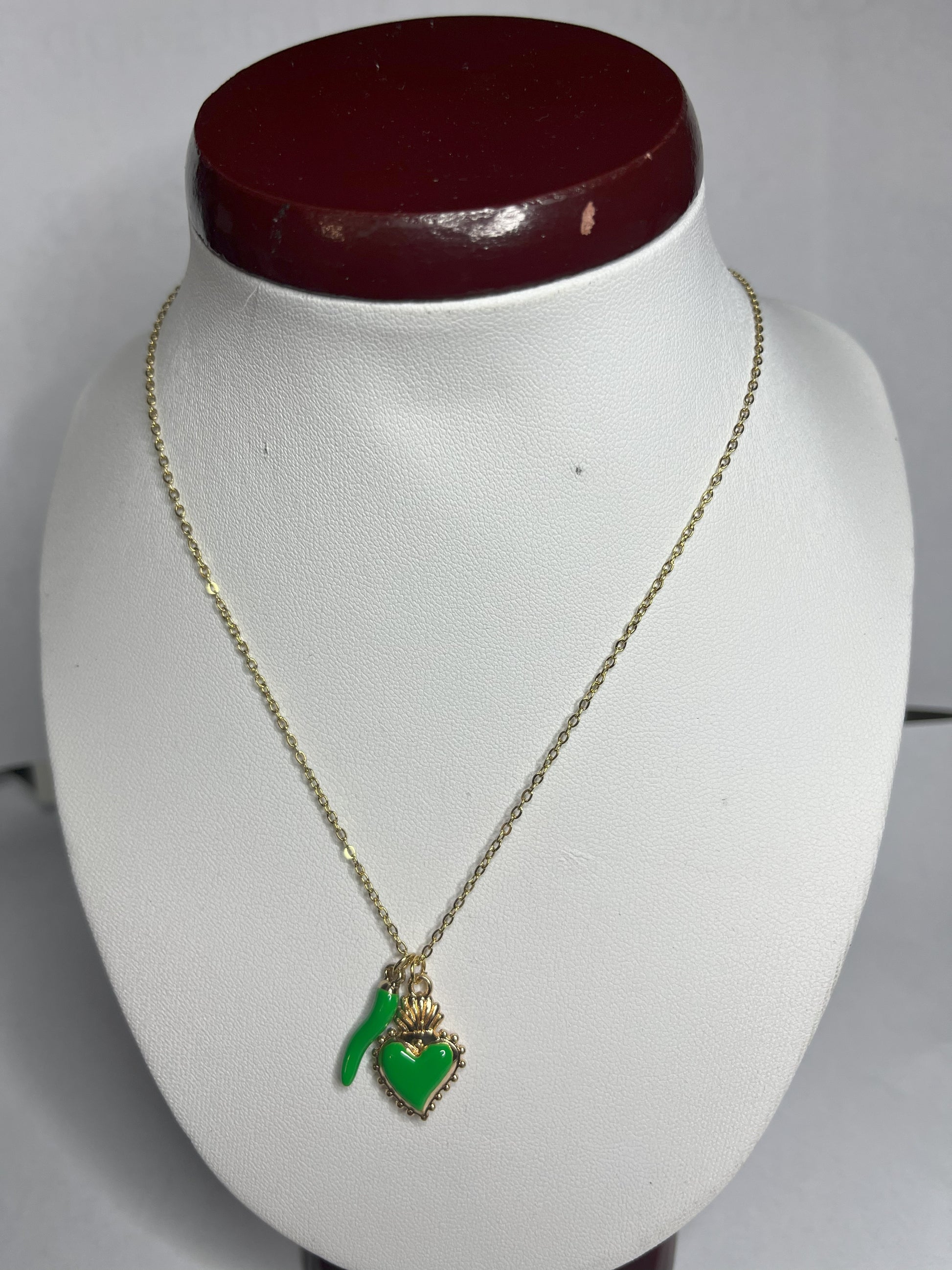 Collana Love Charm con catena dorata e doppio pendente a forma di cuore e cornetto portafortuna, disponibile in vari colori