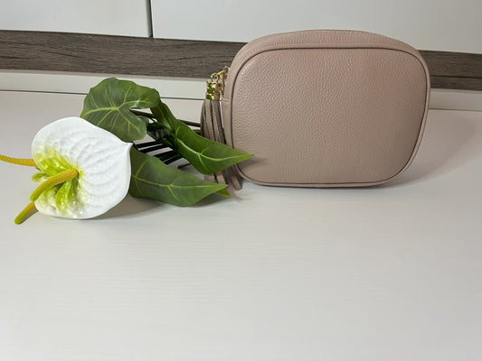 Raffinata borsa in pelle color champagne con design contemporaneo e dettagli luxury