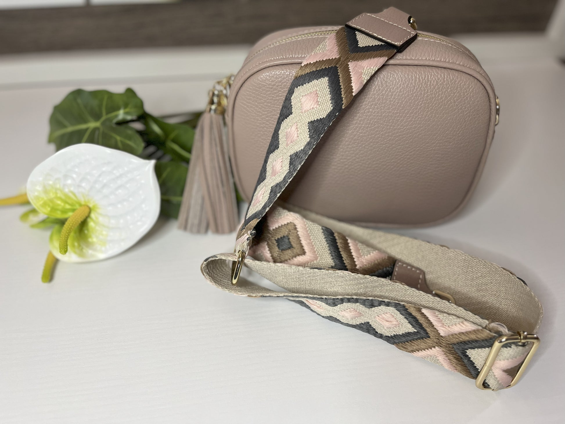 Raffinata borsa in pelle color champagne con design contemporaneo e dettagli luxury. La splendida tracolla è un accessorio venduto a parte