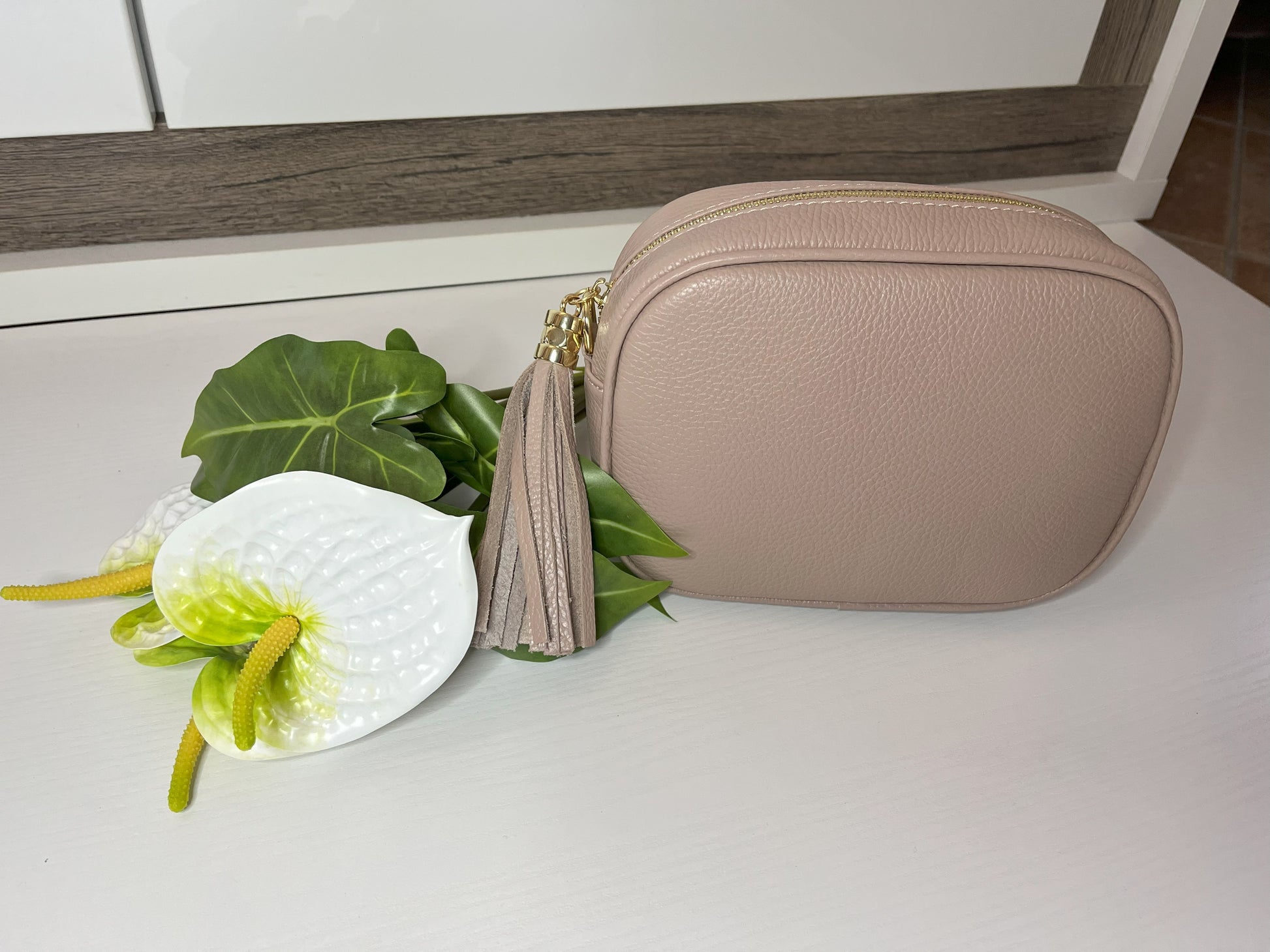 Raffinata borsa in pelle color champagne con design contemporaneo e dettagli luxury