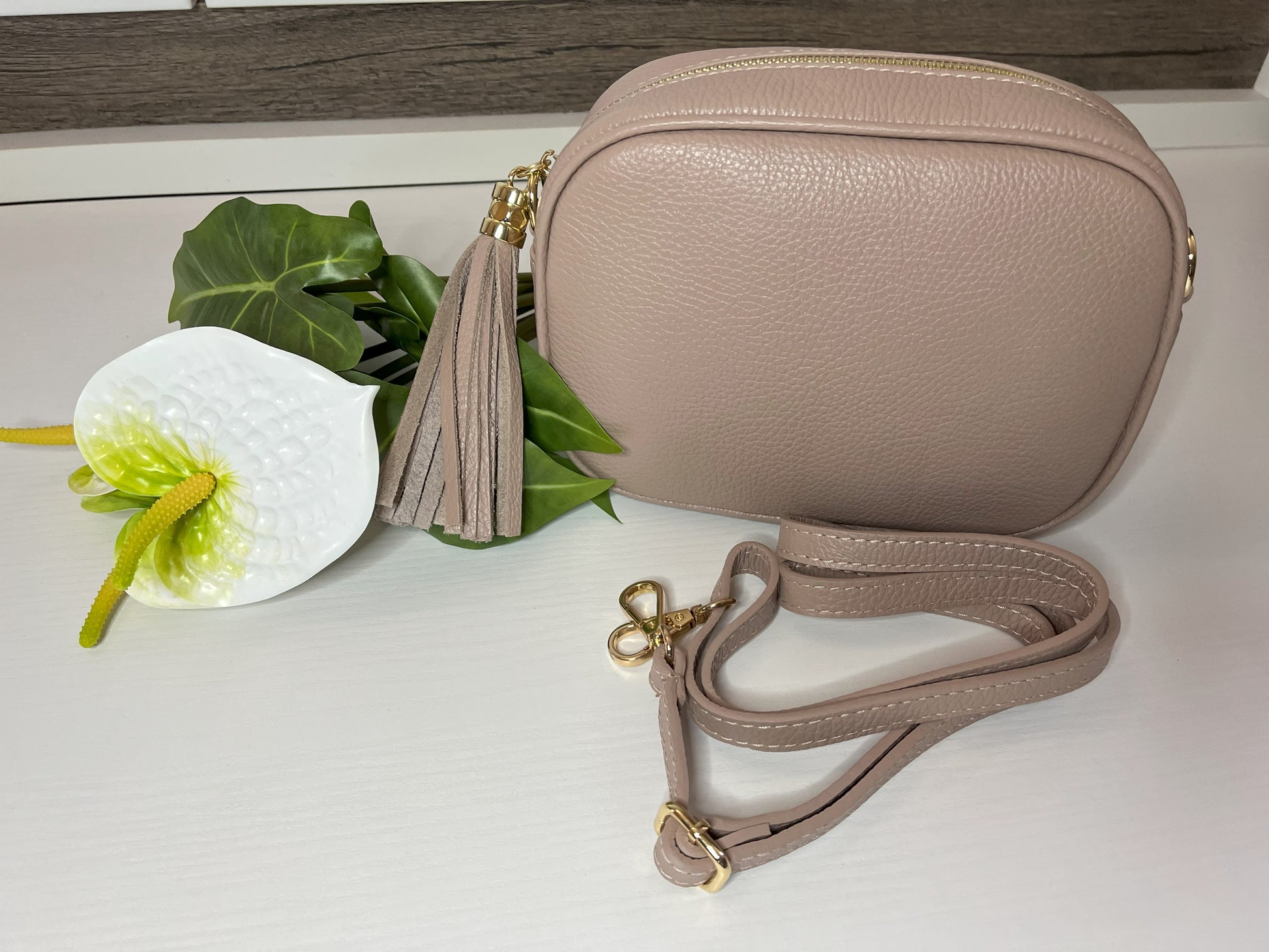 Raffinata borsa in pelle color champagne con design contemporaneo e dettagli luxury