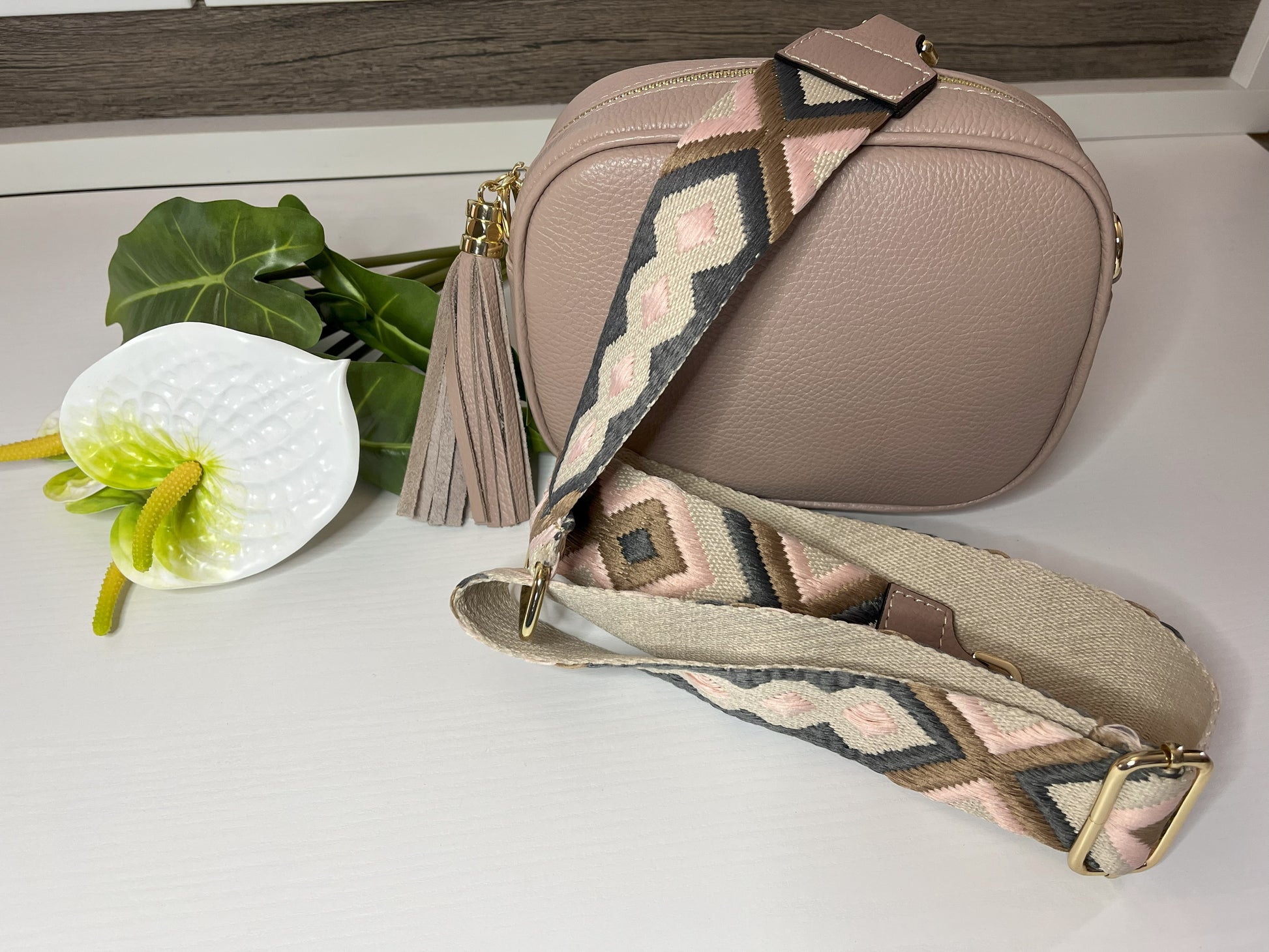 Raffinata borsa in pelle color champagne con design contemporaneo e dettagli luxury. La splendida tracolla è un accessorio venduto a parte