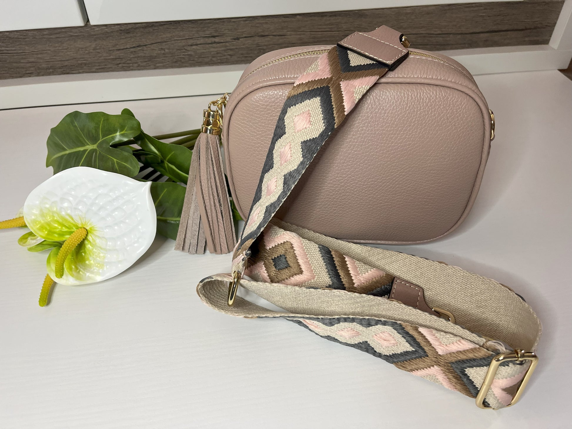 Raffinata borsa in pelle color champagne con design contemporaneo e dettagli luxury. La splendida tracolla è un accessorio venduto a parte