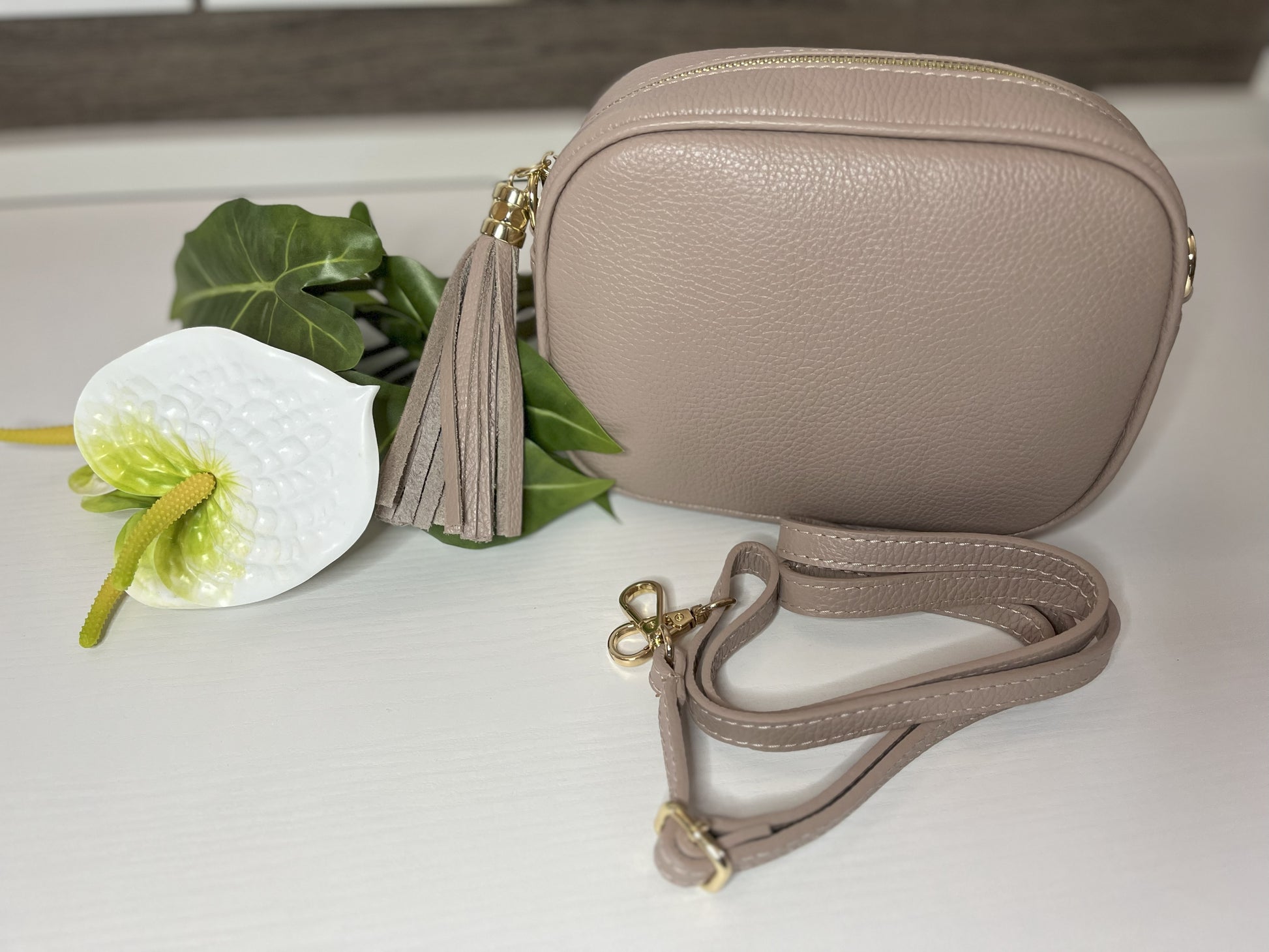Raffinata borsa in pelle color champagne con design contemporaneo e dettagli luxury.