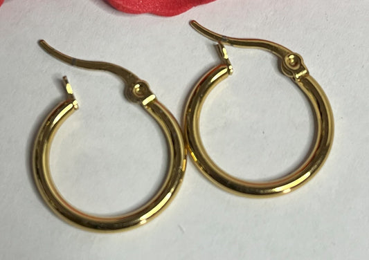 Orecchini mini creoli dorati placcati oro a forma di cerchio con finitura lucida su sfondo bianco