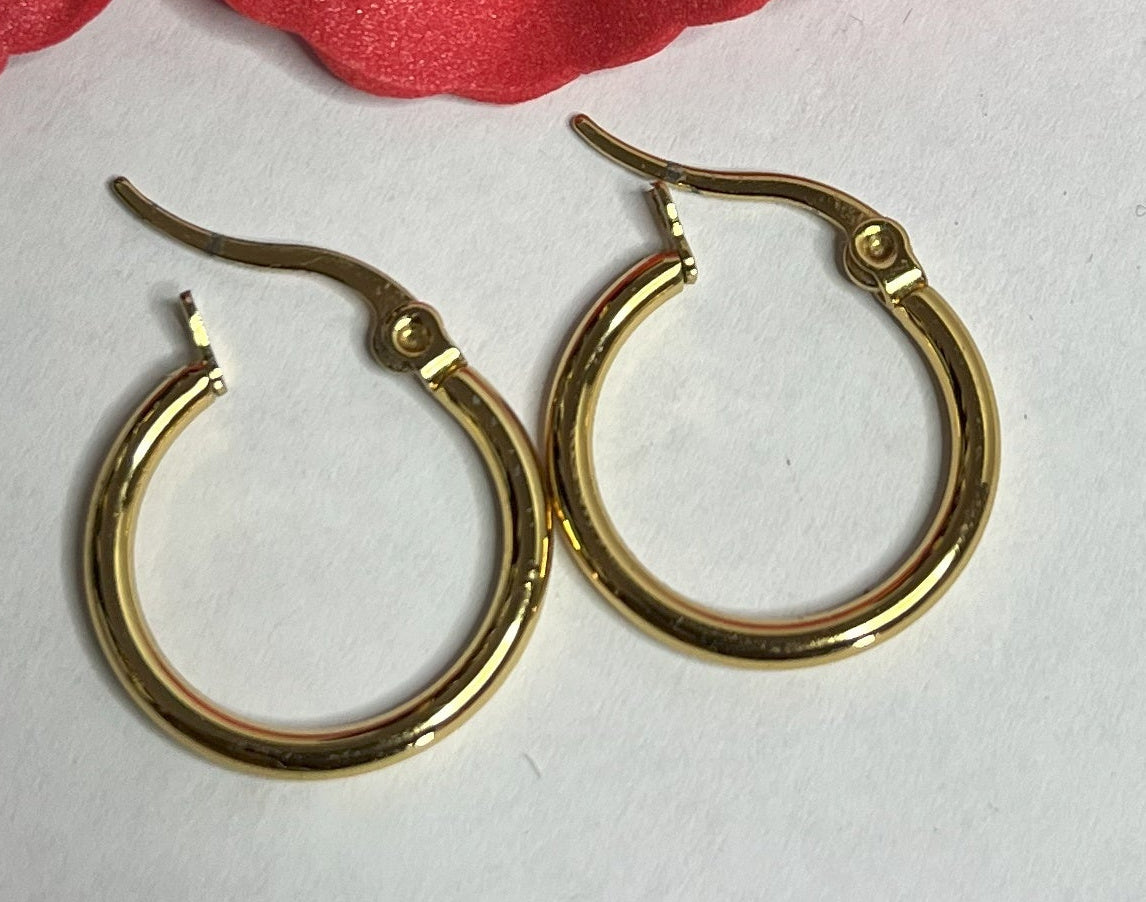 Orecchini mini creoli dorati placcati oro a forma di cerchio con finitura lucida su sfondo bianco