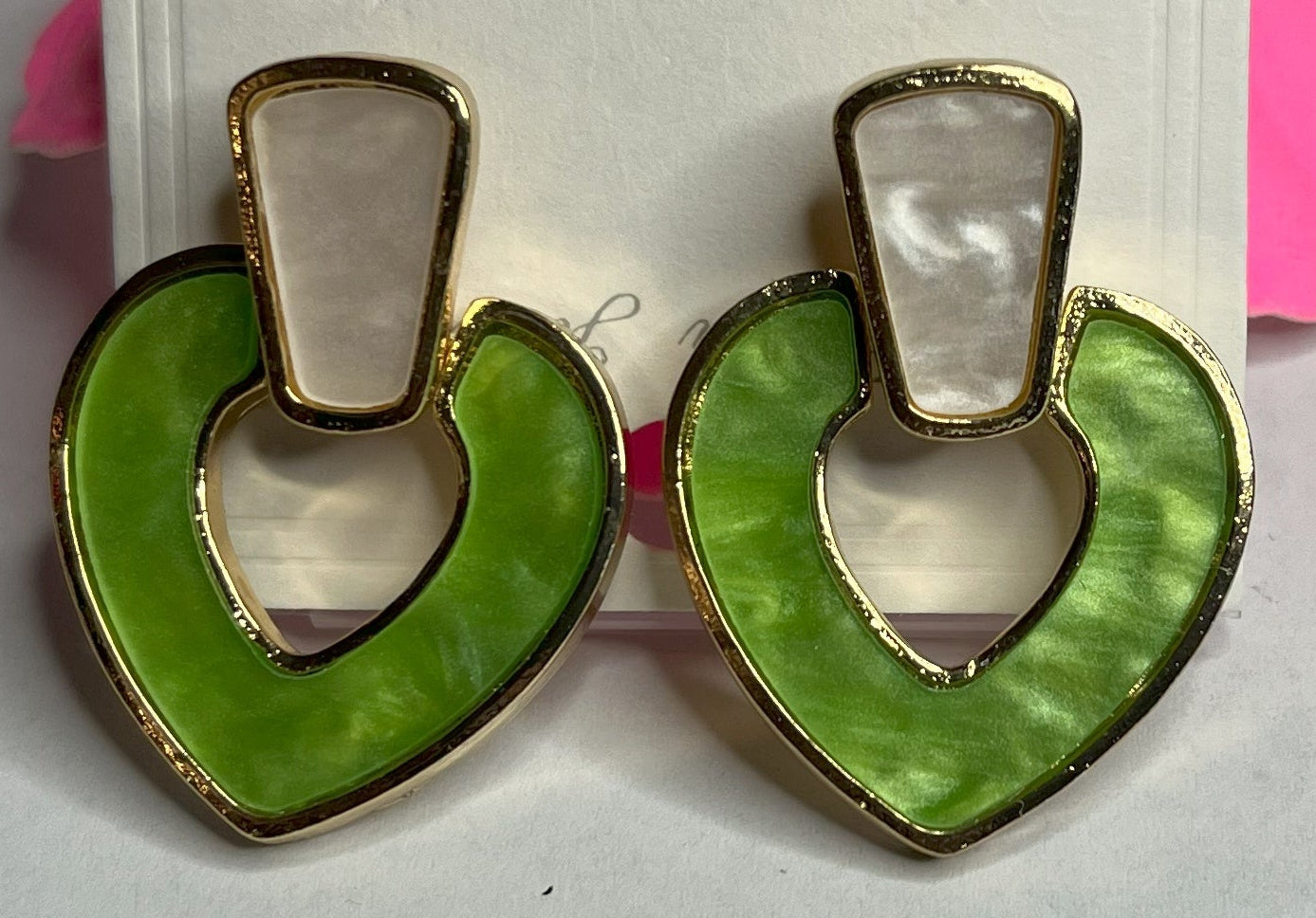 Orecchini Asia verdi - eleganti orecchini a cuore con pietre naturali verde e finitura dorata