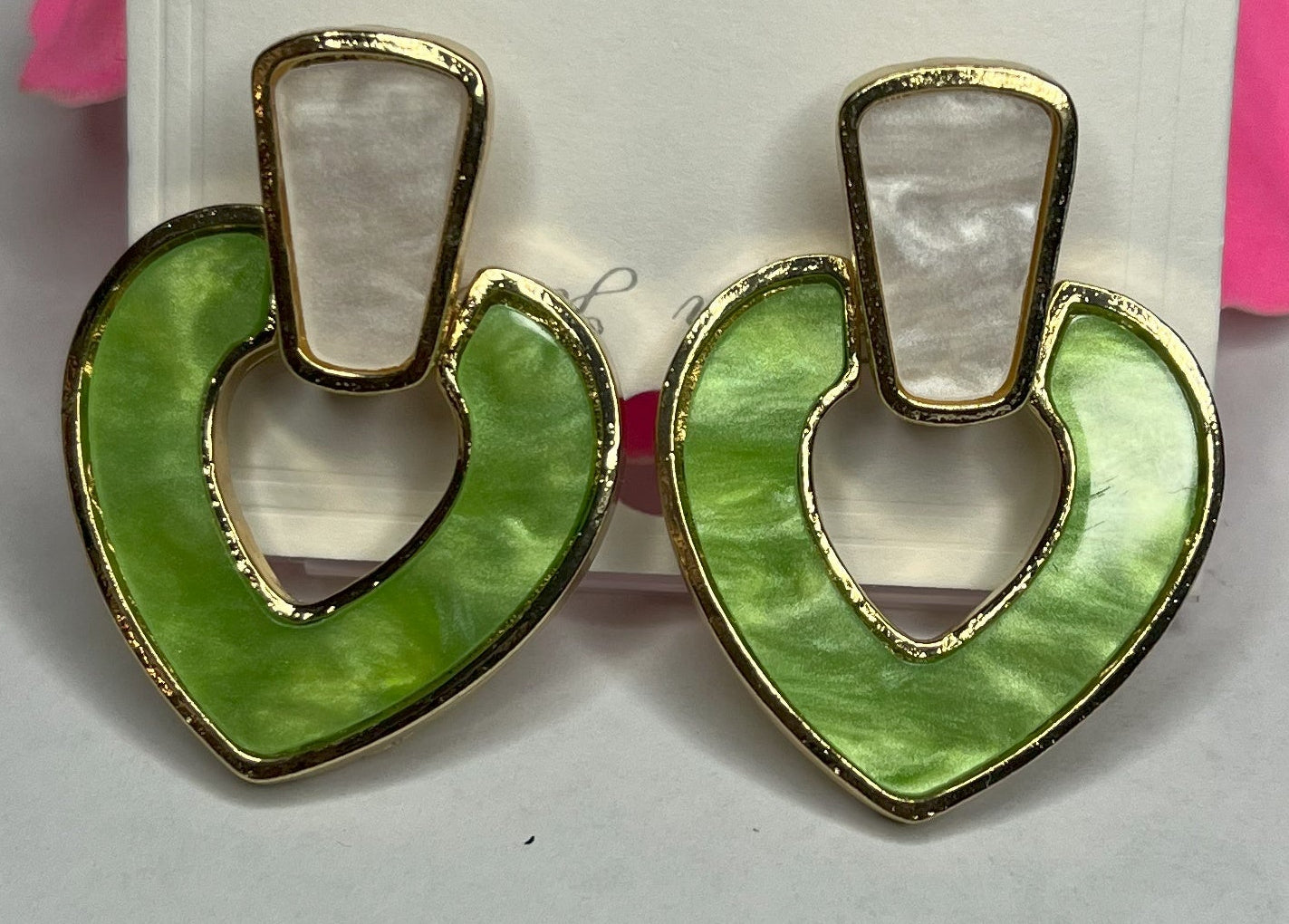 Orecchini Asia verde - eleganti orecchini a cuore con pietre naturali verde e finitura dorata