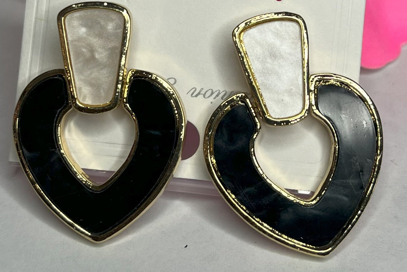 Orecchini Asia nero - eleganti orecchini a cuore con pietre naturali nero e finitura dorata