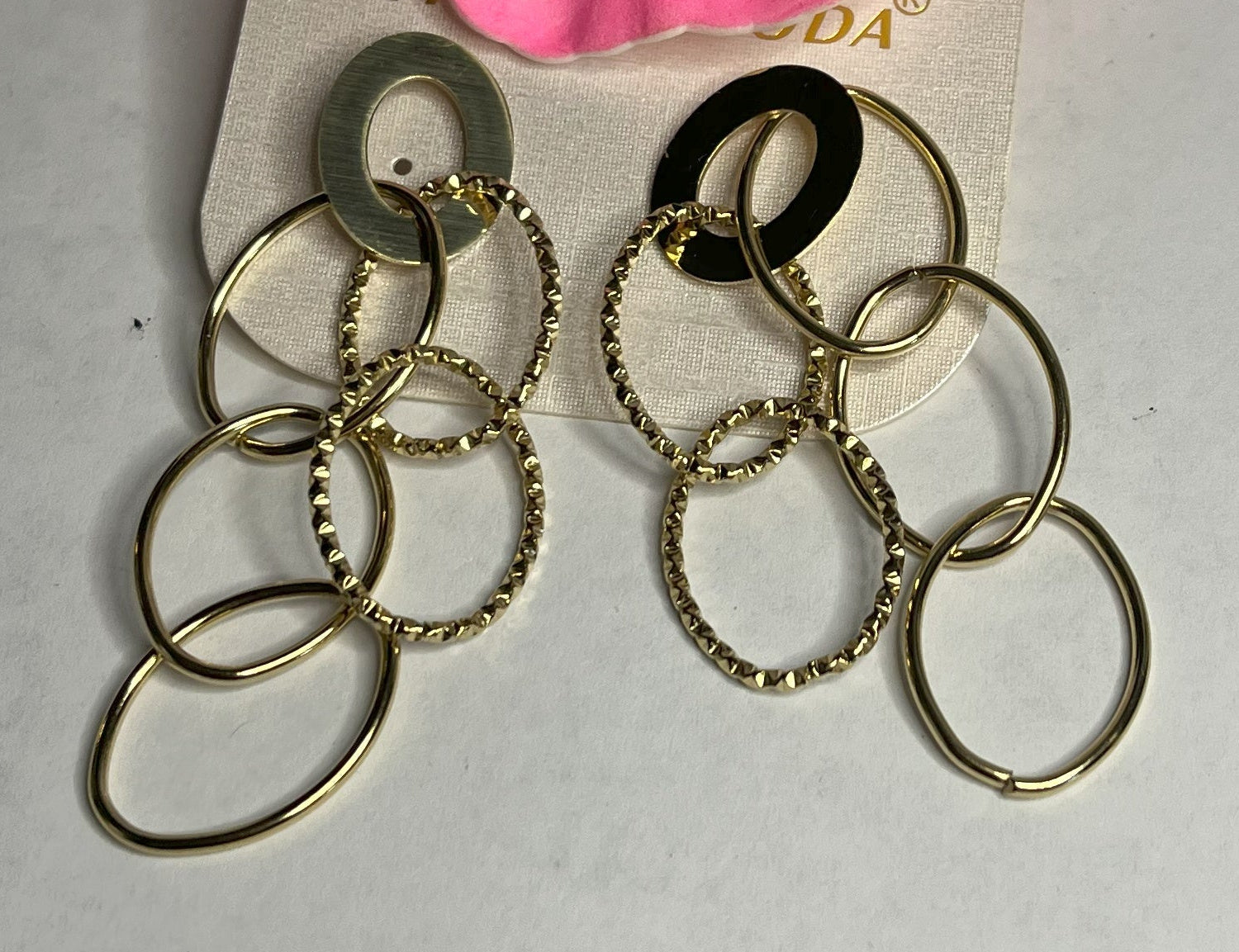 Orecchini Circle Swing in acciaio premium dorato con design geometrico a cerchi multipli concatenati che creano un effetto movimento dinamico ed elegante