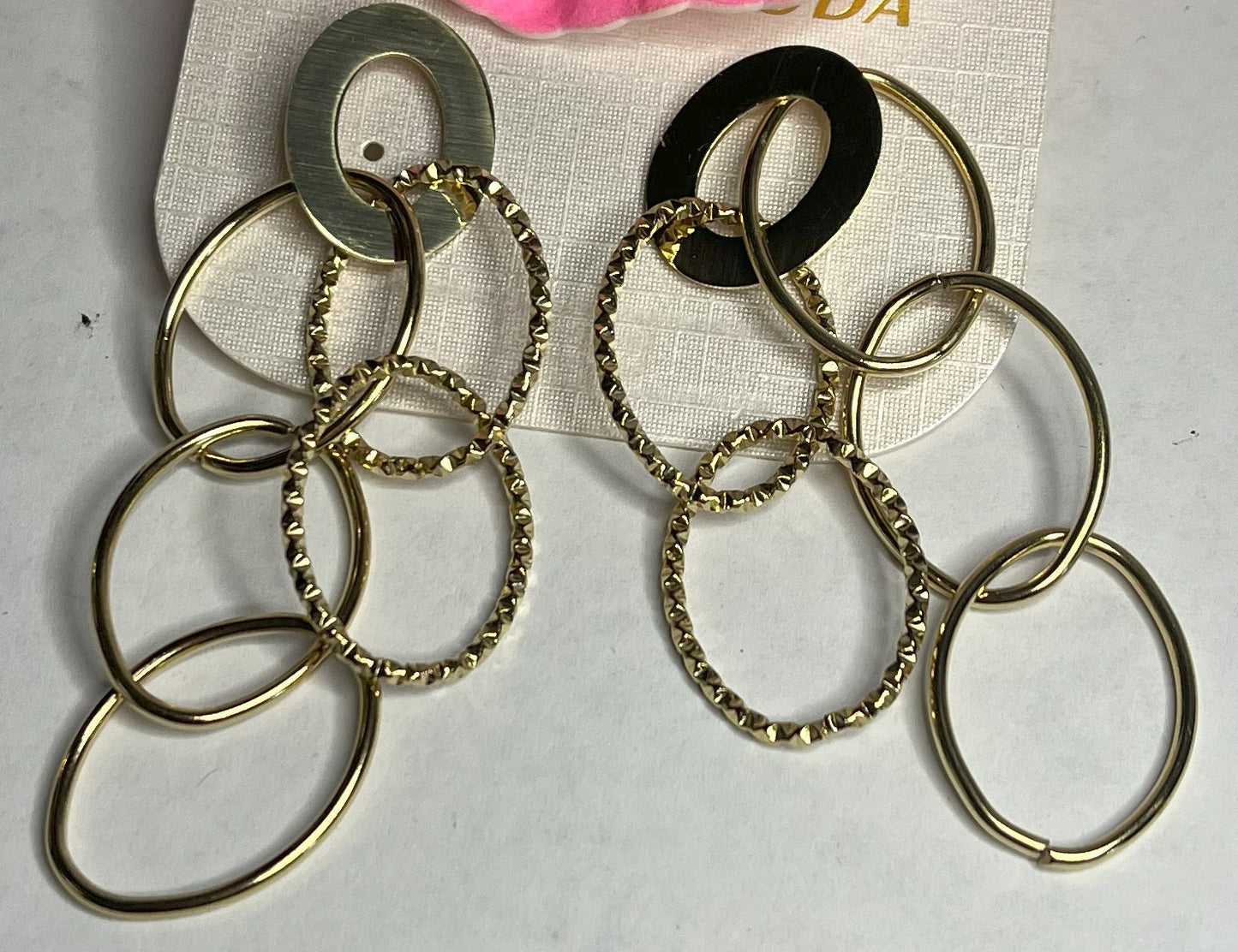 Orecchini Circle Swing in acciaio premium dorato con design geometrico a cerchi multipli concatenati che creano un effetto movimento dinamico ed elegante