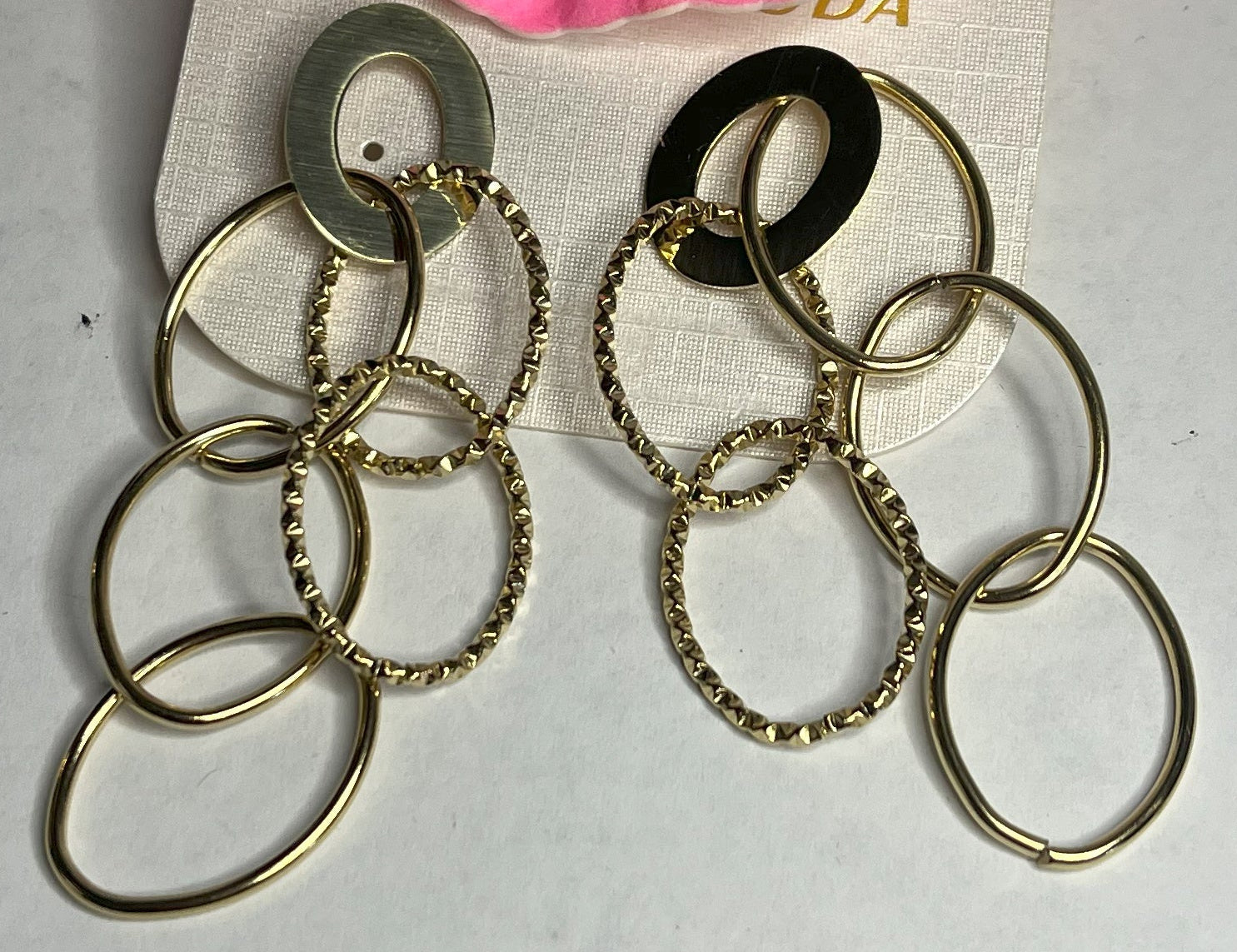 Orecchini Circle Swing in acciaio premium dorato con design geometrico a cerchi multipli concatenati che creano un effetto movimento dinamico ed elegante