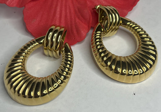 Orecchini Prestige Vintage Anni 80 placcati oro con design a cerchio scanalato, stile retrò elegante su sfondo bianco con fiore rosso decorativo