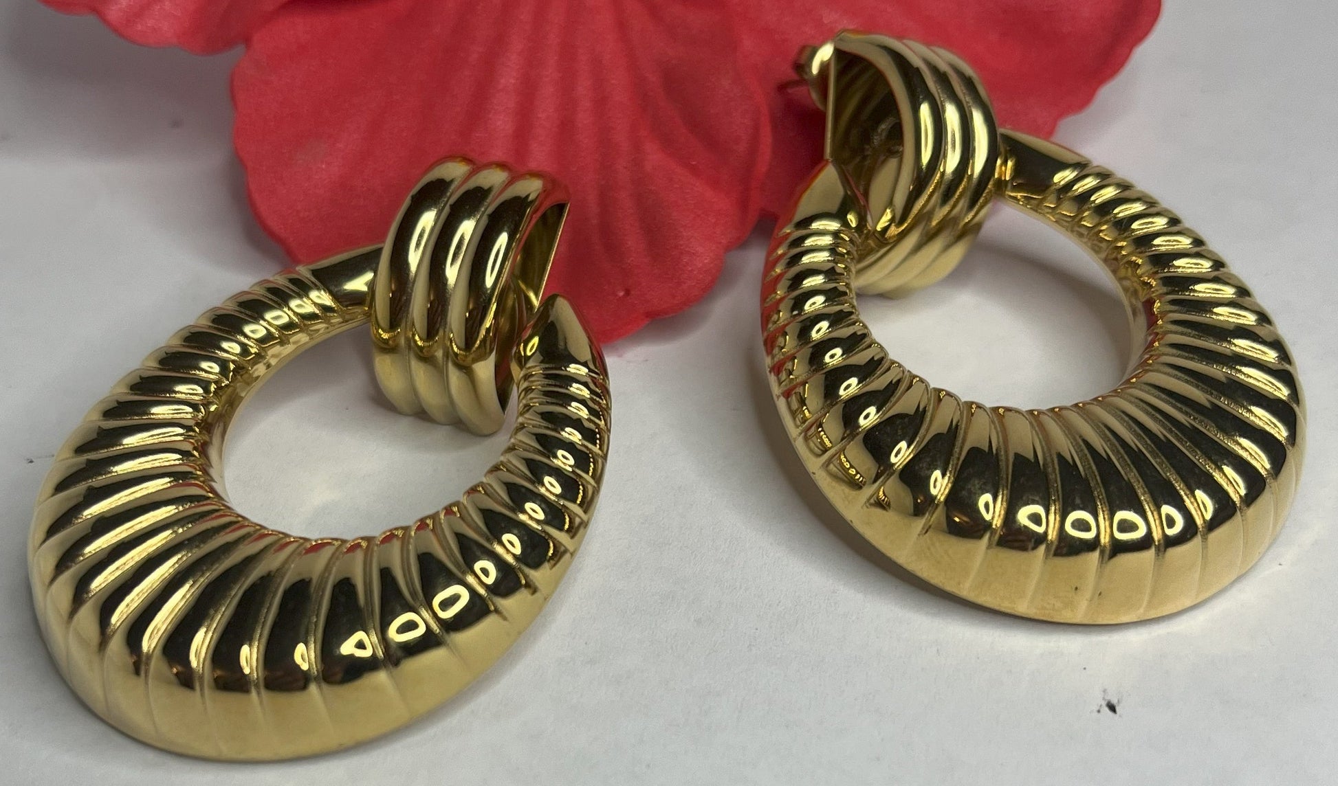 Orecchini Prestige Vintage Anni 80 placcati oro con design a cerchio scanalato, stile retrò elegante su sfondo bianco con fiore rosso decorativo