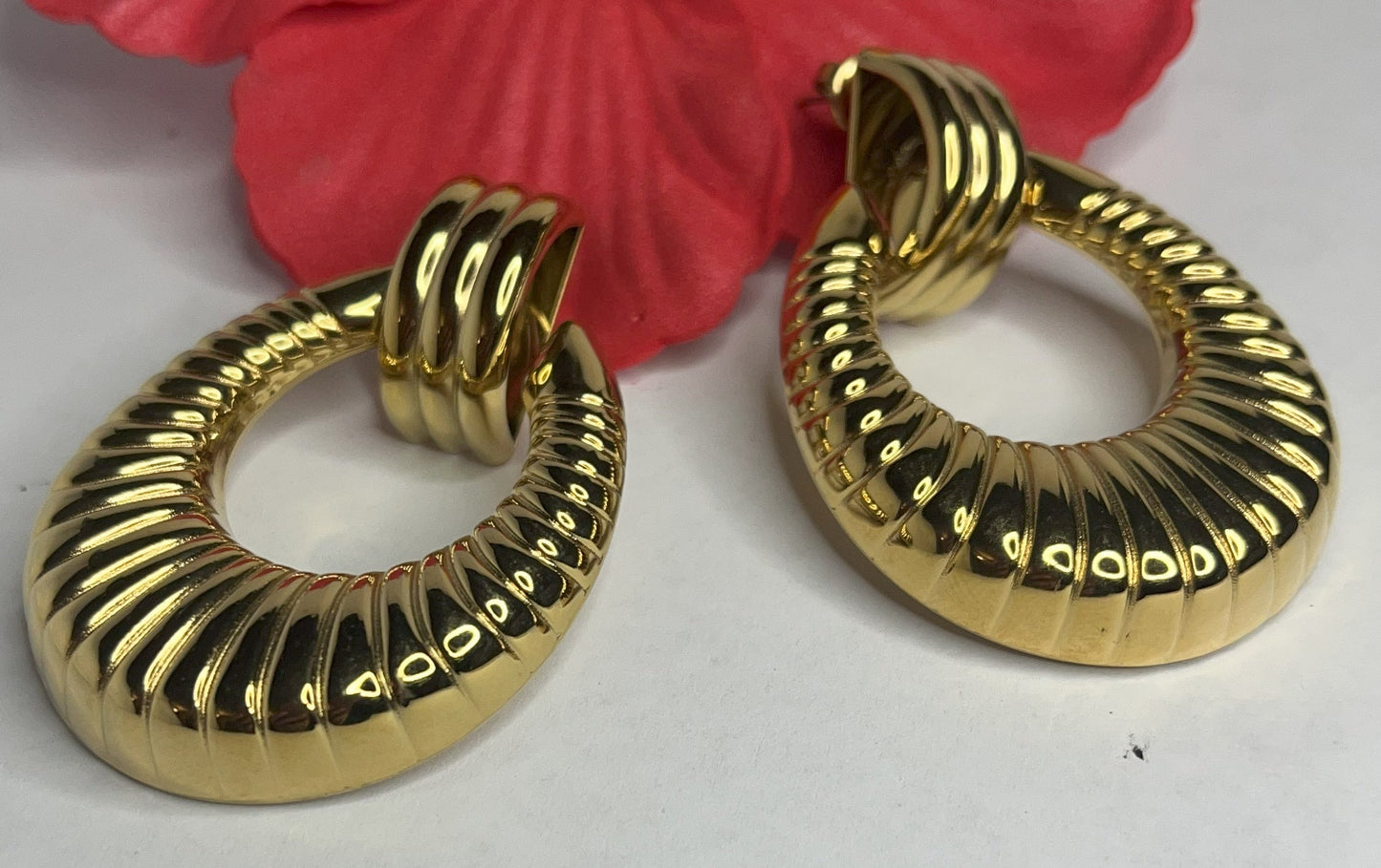 Orecchini Prestige Vintage Anni 80 placcati oro con design a cerchio scanalato, stile retrò elegante su sfondo bianco con fiore rosso decorativo