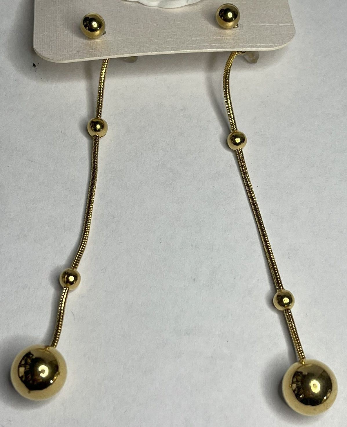 "Orecchini Sfera Pendente in acciaio 316L dorato con sfere pendenti e catena decorativa con perline"
