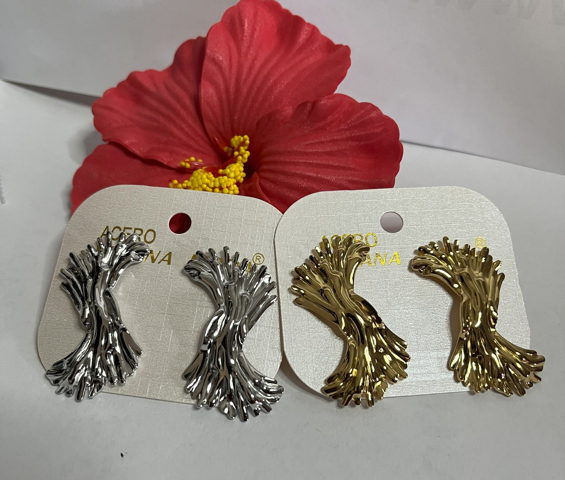 Orecchini pendenti Waterfall a cascata metallica con effetto fluido, disponibili in versione placcata oro e argento su cartoncino
