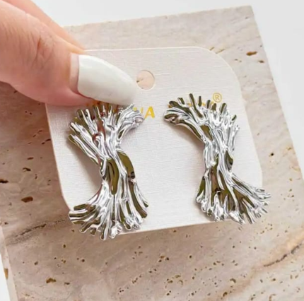 Orecchini pendenti Waterfall a cascata metallica con effetto fluido, disponibili in versione placcata oro e argento su cartoncino