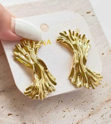 Orecchini pendenti Waterfall a cascata metallica con effetto fluido, disponibili in versione placcata oro e argento su cartoncino