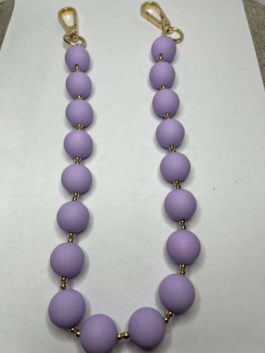Accessorio multifunzione Sfera Multistyle con sfere sintetiche lilla e dettagli dorati, utilizzabile come collana, tracolla per borsa o accessorio decorativo