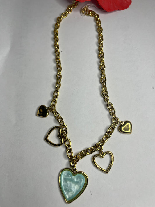 Collana Romantic Hearts rossa in acciaio 316L dorato con cuore centrale turchese e cuori pendenti