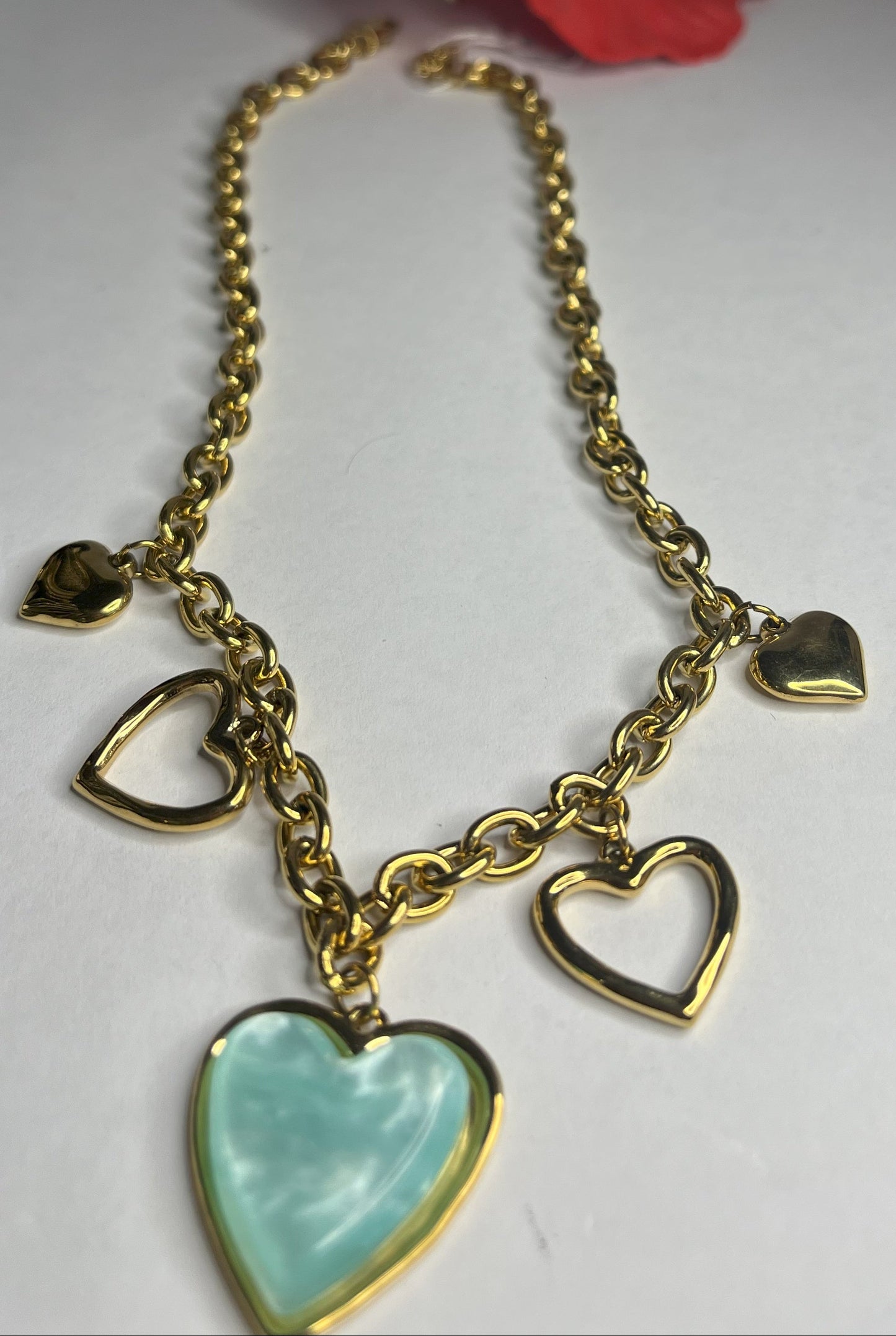 Collana Romantic Hearts rossa in acciaio 316L dorato con cuore centrale turchese e cuori pendenti