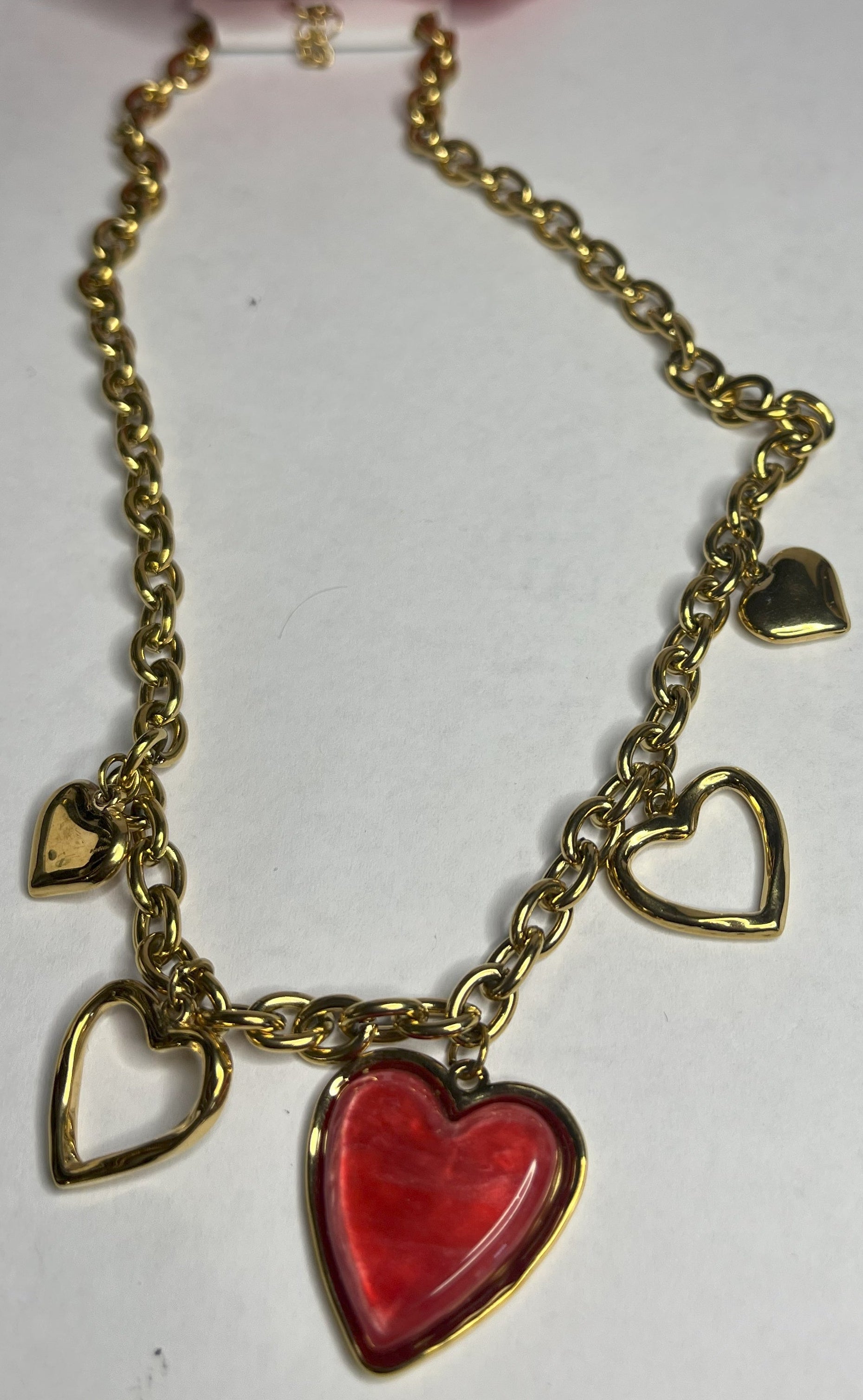 Collana Romantic Hearts rossa in acciaio 316L dorato con cuore centrale rosso e cuori pendenti