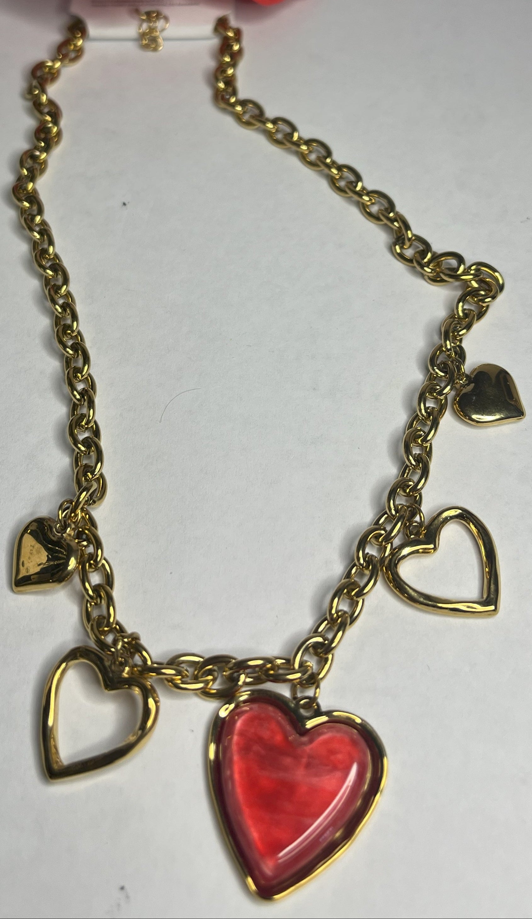 Collana Romantic Hearts rossa in acciaio 316L dorato con cuore centrale rosso e cuori pendenti