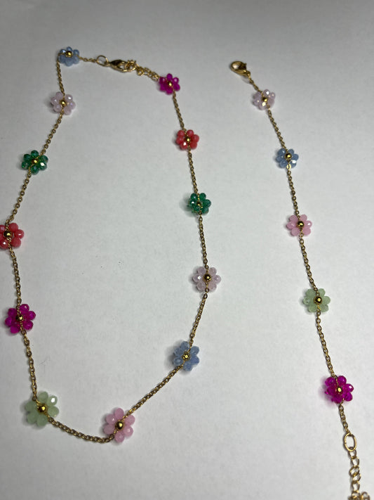Set Bouquet con collana e braccialetto coordinati in acciaio inox con piccoli fiorellini colorati su catena dorata, stile romantico e femminile