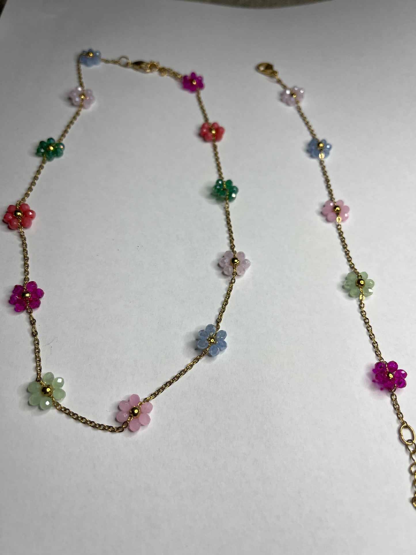 Set Bouquet con collana e braccialetto coordinati in acciaio inox con piccoli fiorellini colorati su catena dorata, stile romantico e femminile