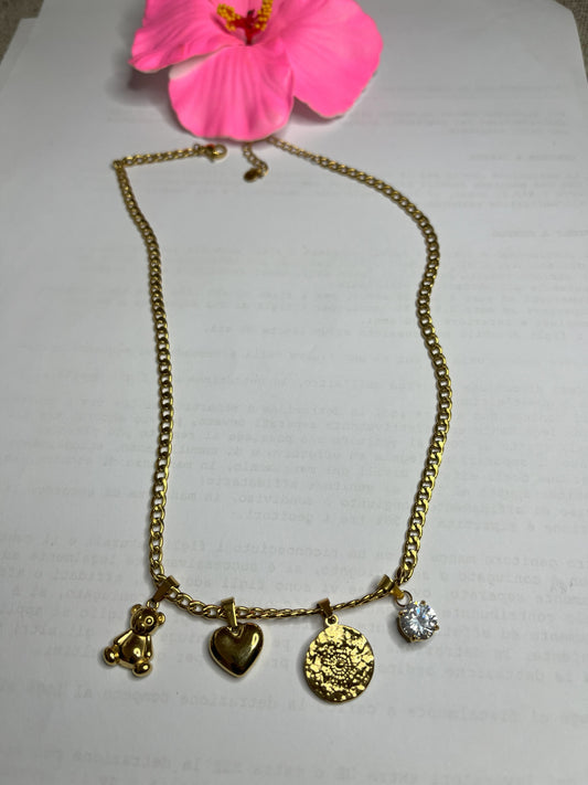 Collana Tesori Dorati in acciaio premium dorato con charm removibili: orsetto, cuore, medaglia decorativa e cristallo brillante su catena elegante