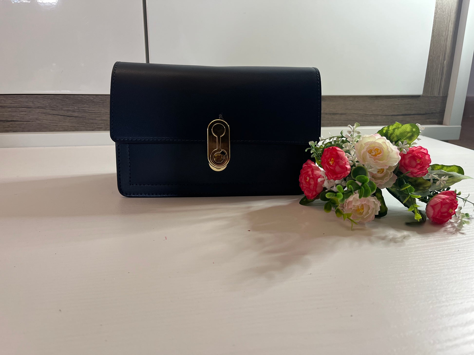 borsa-agata-elegante-blu-fiorellini-rosa-bianchi