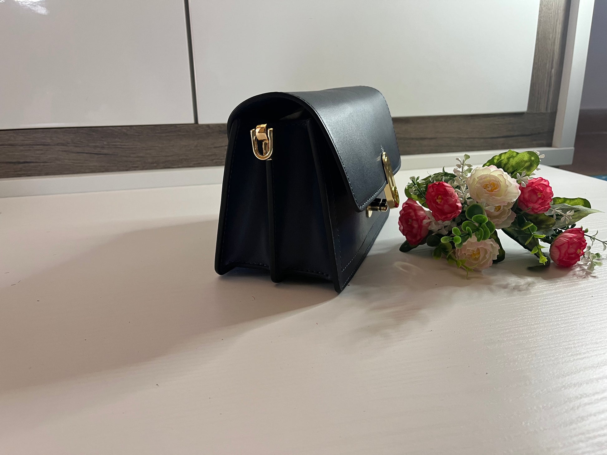 borsa-agata-elegante-blu-fiorellini-rosa-bianchi