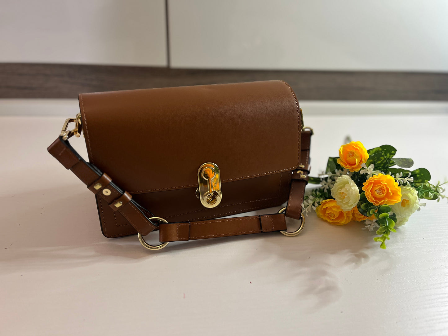 borsa-agata-tracolla-marrone-fiorellini-gialli