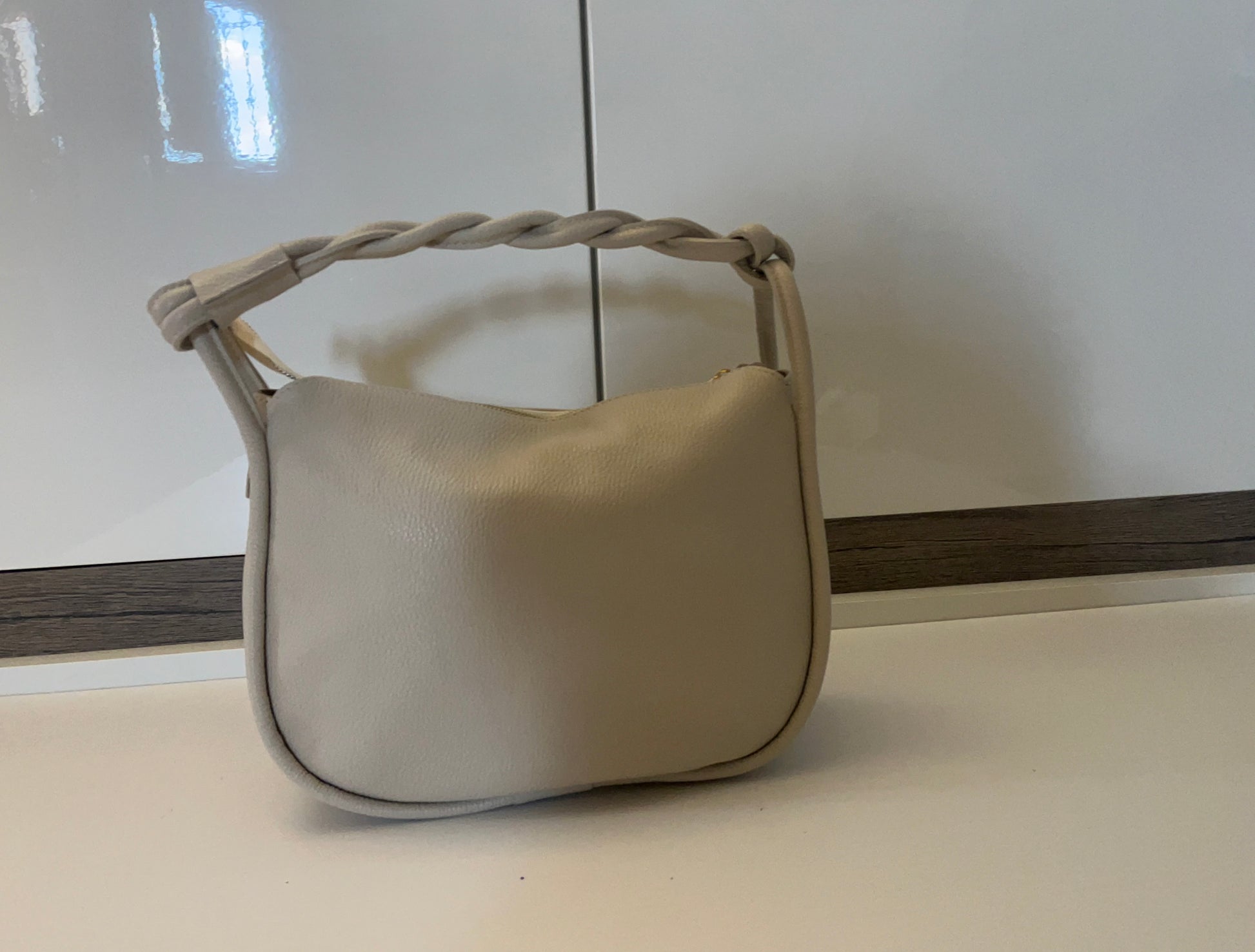 Borsa Cinzia in pelle beige con manico intrecciato