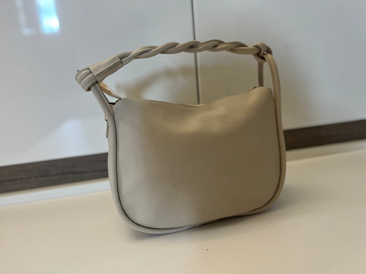 Borsa Cinzia in pelle beige con manico intrecciato