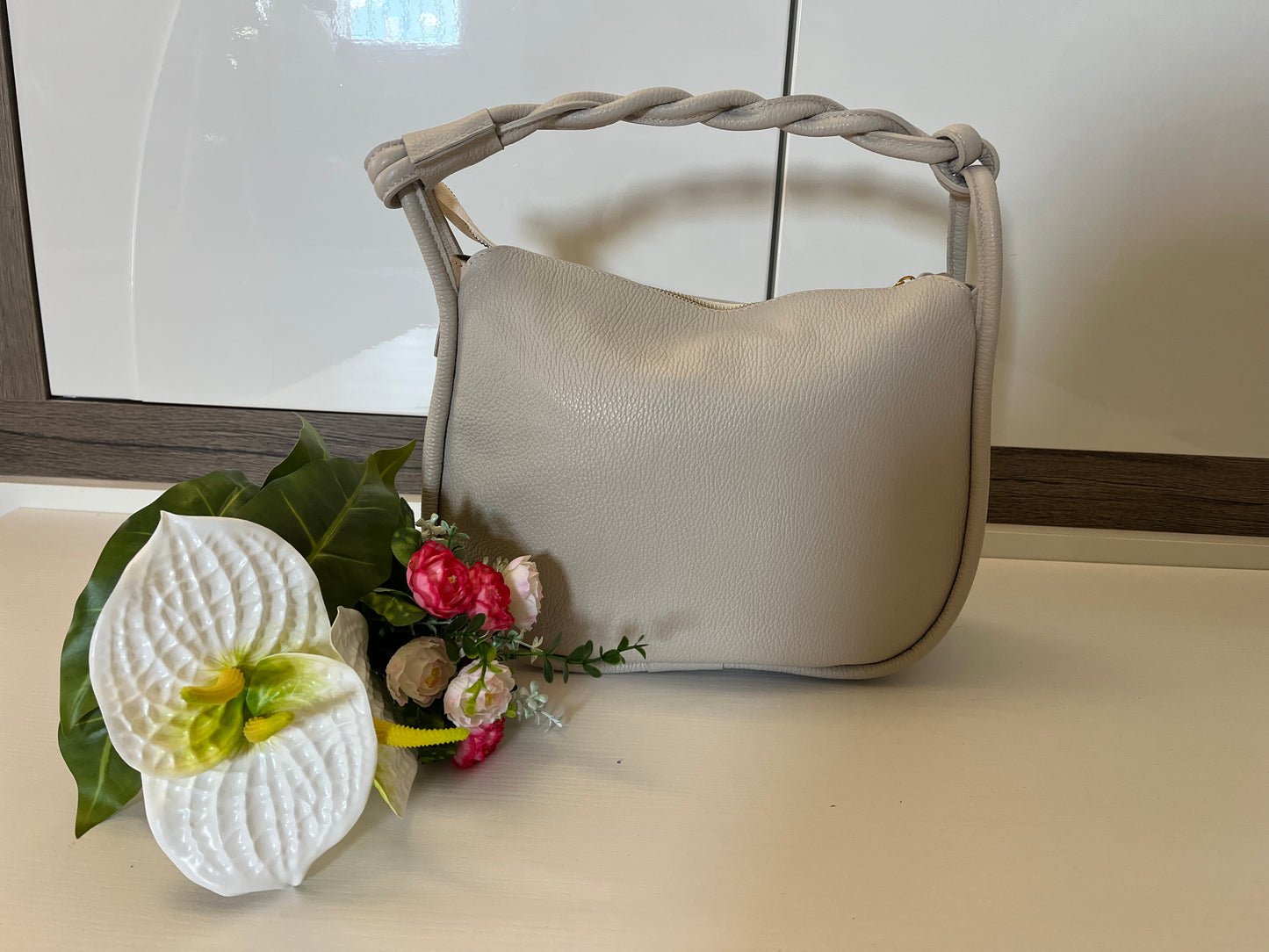 Borsa Cinzia in pelle beige con manico intrecciato