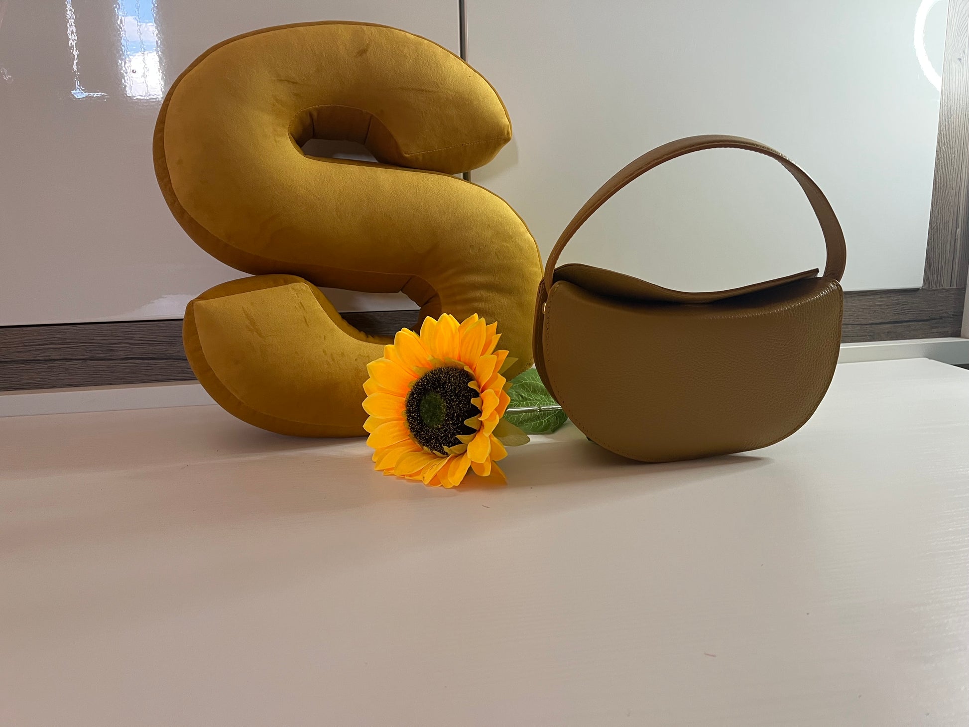 Borsa Patrizia color senape cuscino e foglia decorativa