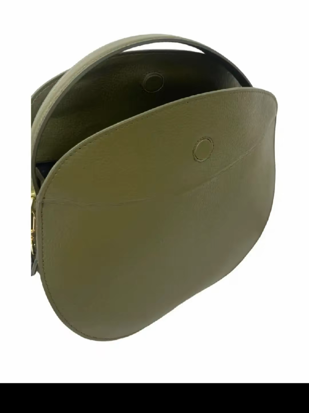 Borsa verde militare a tracolla in stile minimal ed elegante, con chiusura magnetica.