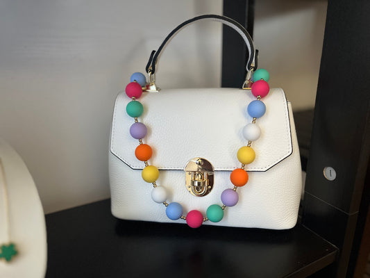 Elegante Borsa Zolla bianca in pelle con manico nero e decorazione a collana di perle colorate multicolor, chiusura dorata e design compatto, perfetta per occasioni speciali
