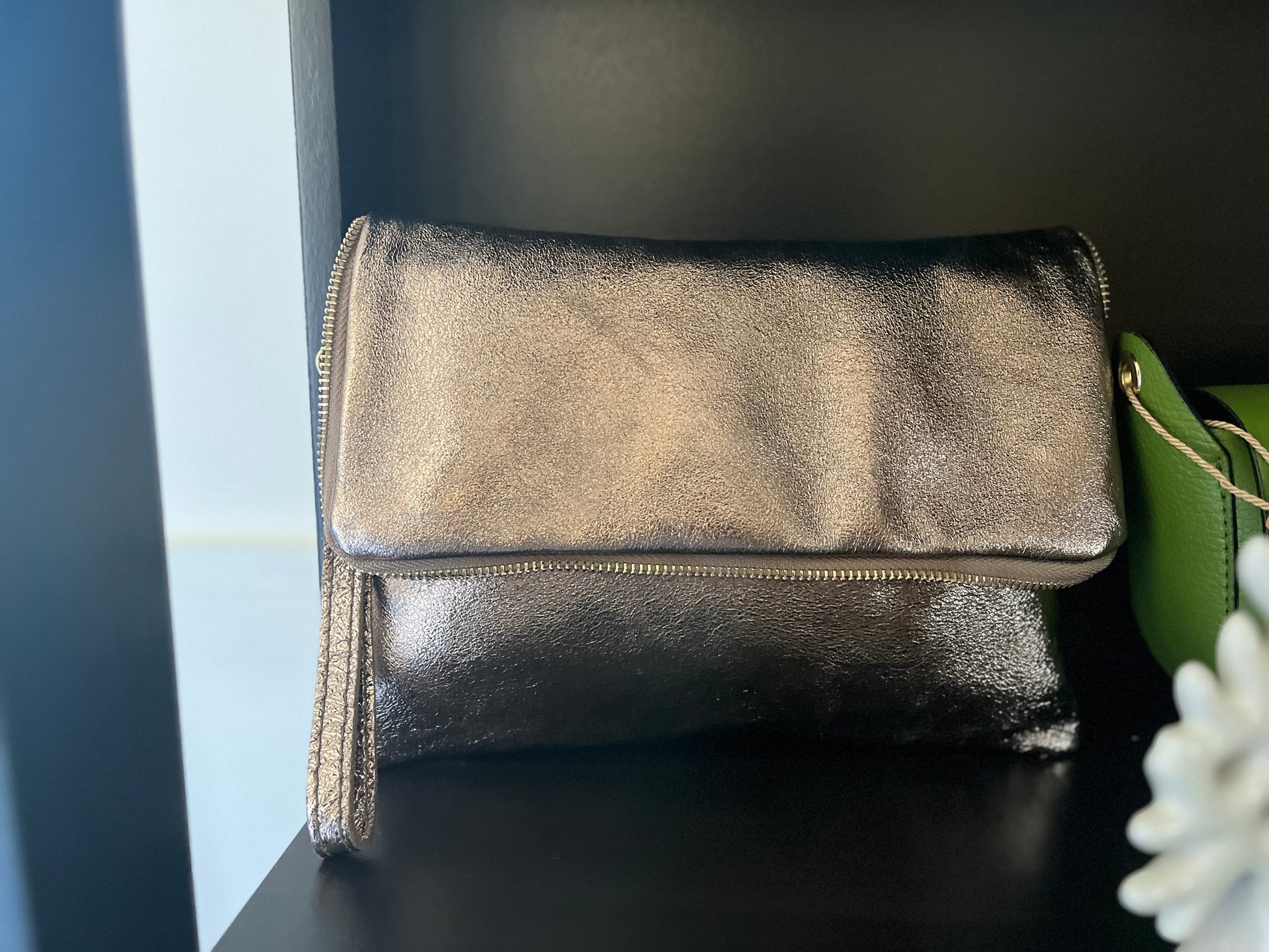 Borsa Cloe color bronzo effetto lucido con chiusura a zip, stile pochette pieghevole.