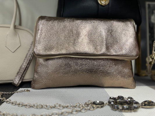 Borsa Cloe color bronzo effetto lucido con chiusura a zip, stile pochette pieghevole.