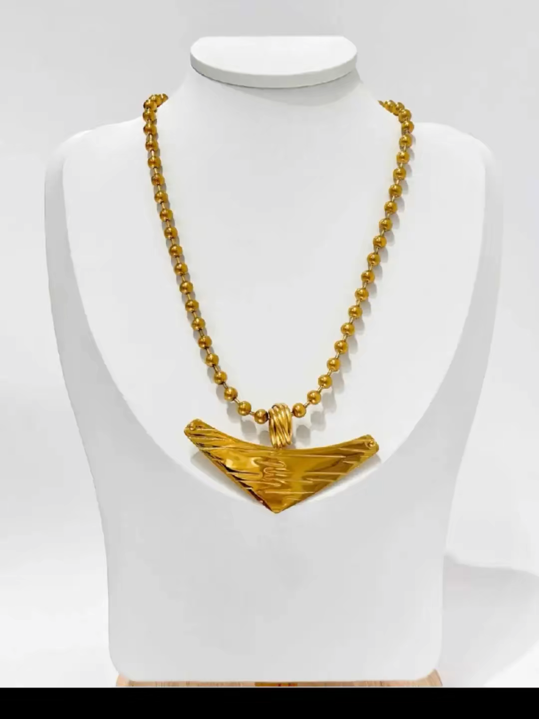 Collana Cleopatra in stile egiziano con pendente geometrico dorato e sfere