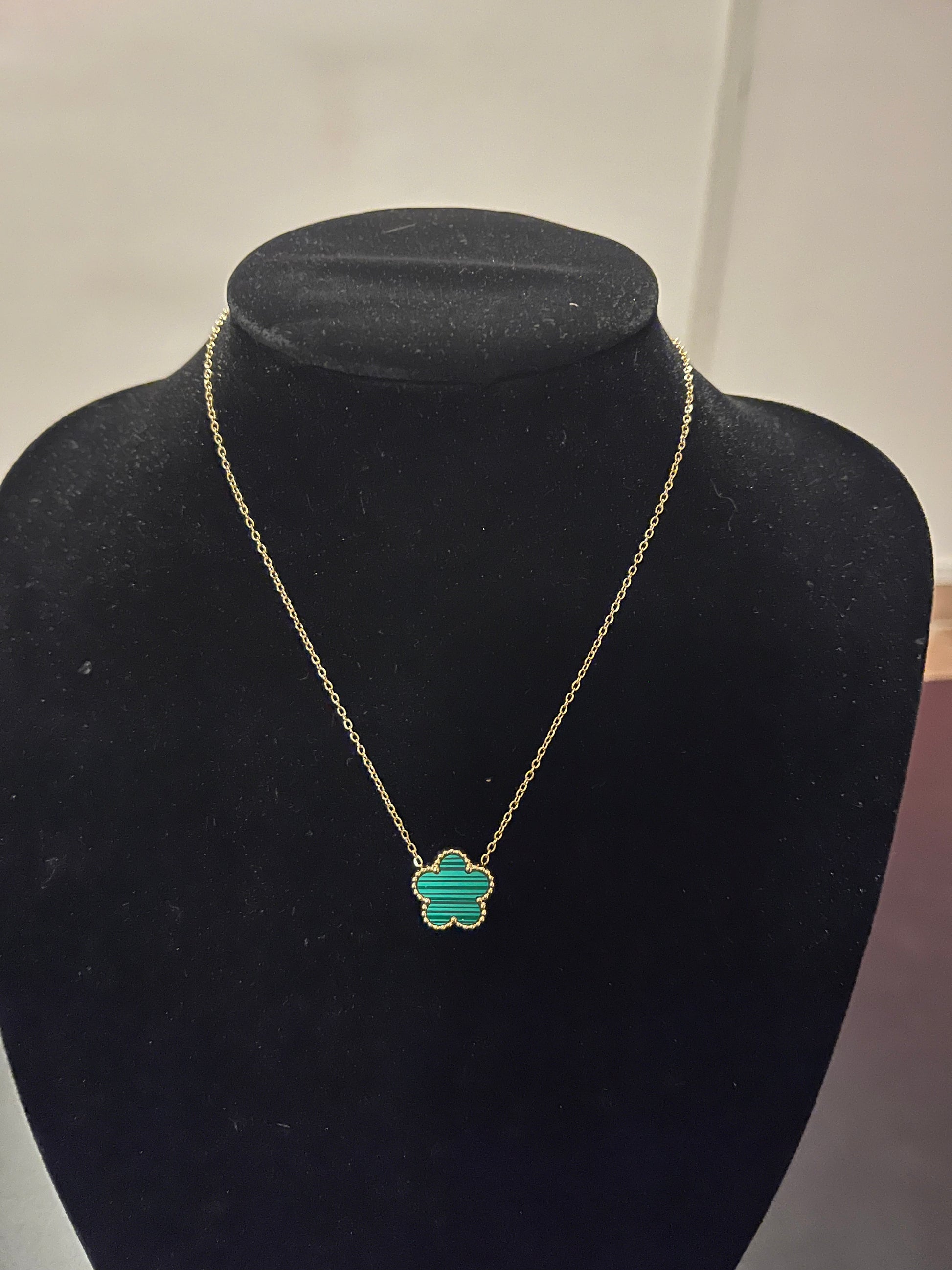 Collana Eleganza con pendente turchese e catena dorata su busto nero, gioiello raffinato per donna