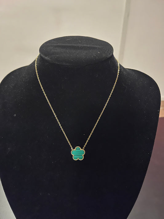Collana Eleganza con pendente turchese e catena dorata su busto nero, gioiello raffinato per donna