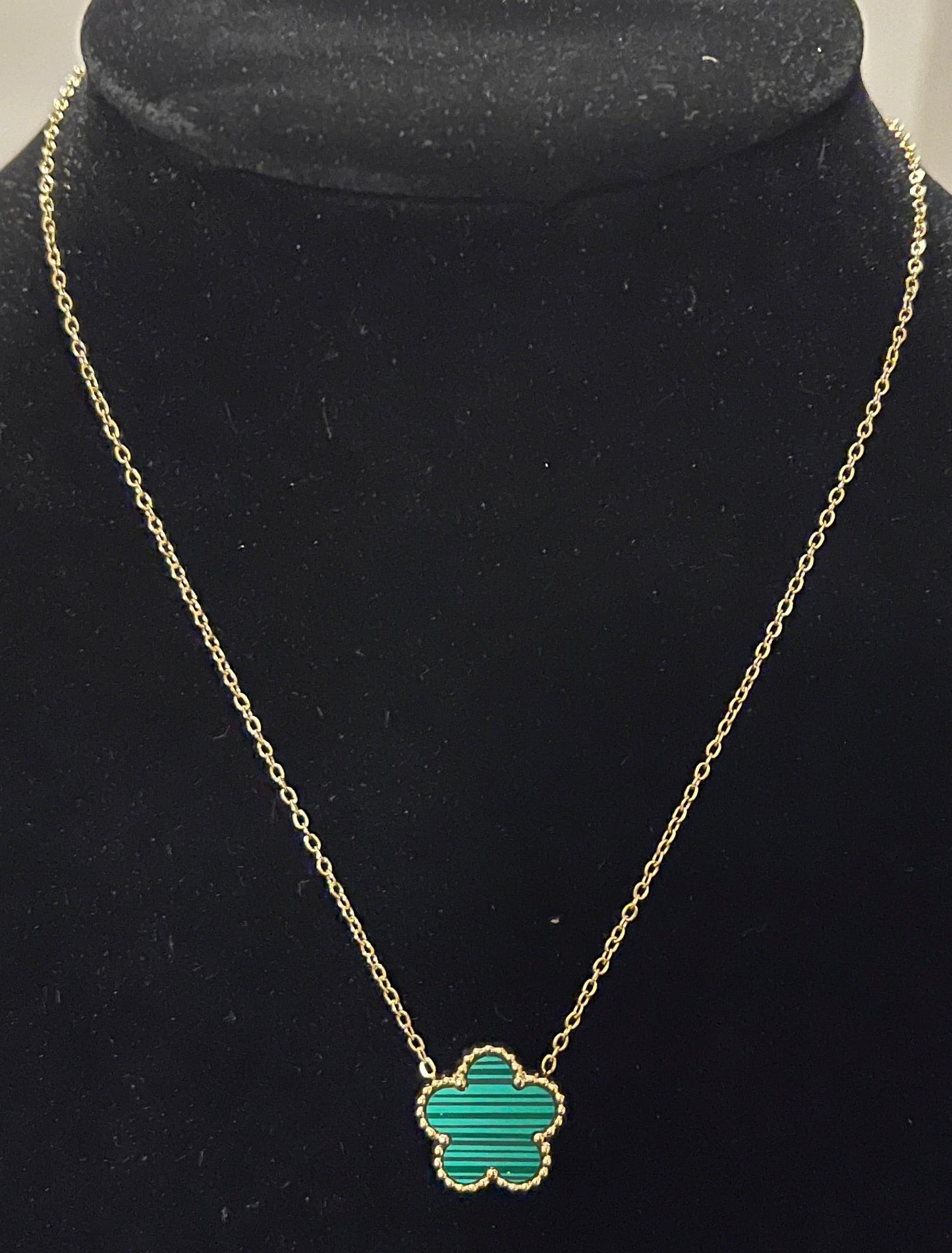 Collana Eleganza con pendente turchese e catena dorata su busto nero, gioiello raffinato per donna