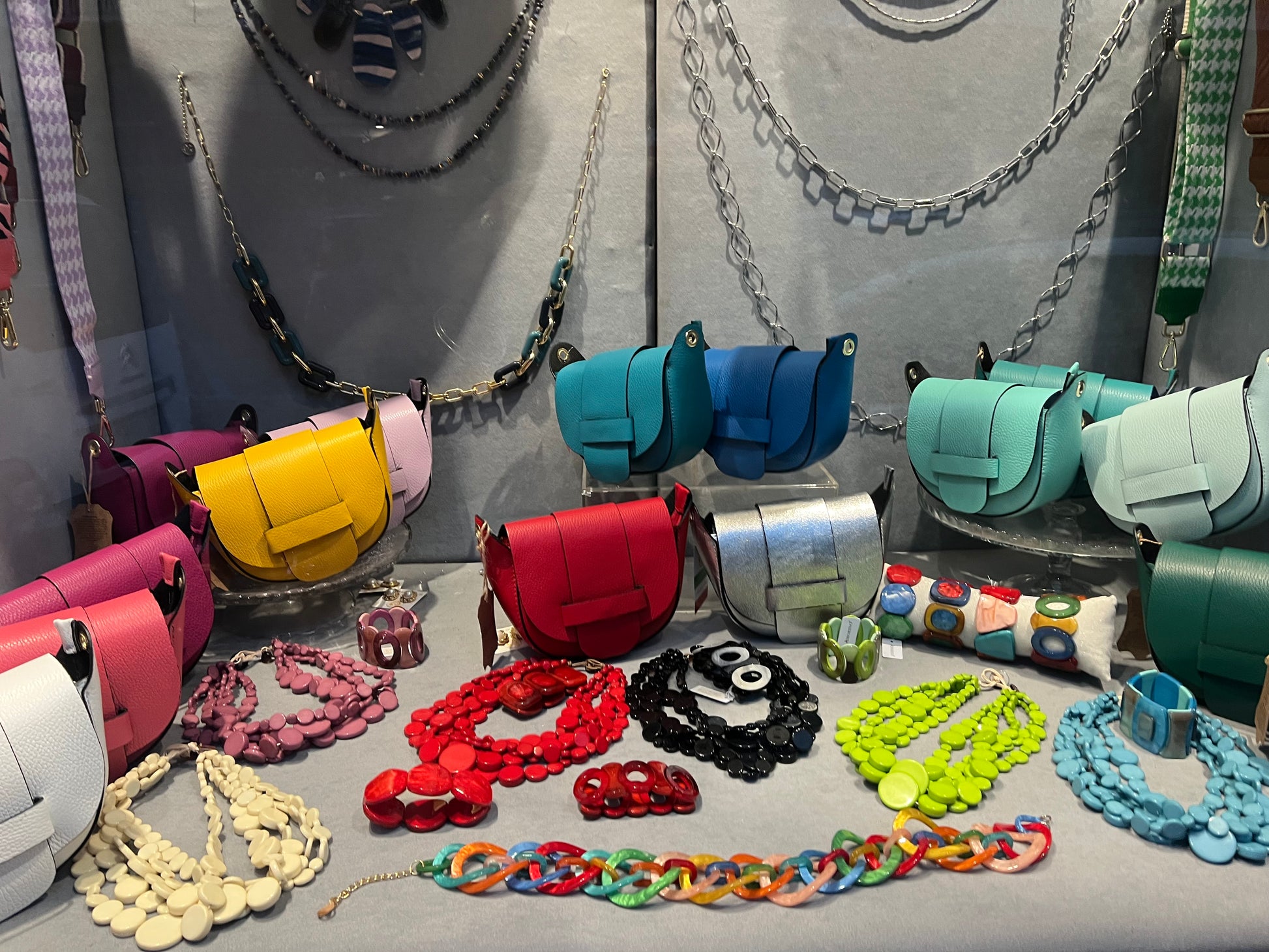 Collezione Luna di borse e accessori colorati - borse a tracolla, collane e braccialetti in vari colori vivaci