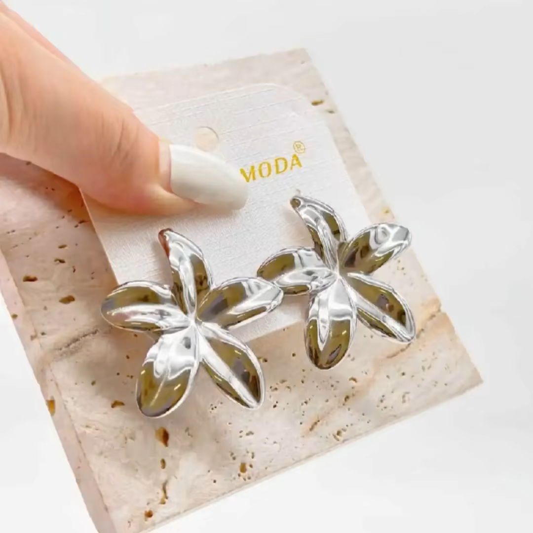 Orecchini a forma di fiore argentati in stile moda, eleganti e luminosi