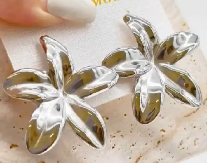Orecchini a forma di fiore argentati in stile moda, eleganti e luminosi