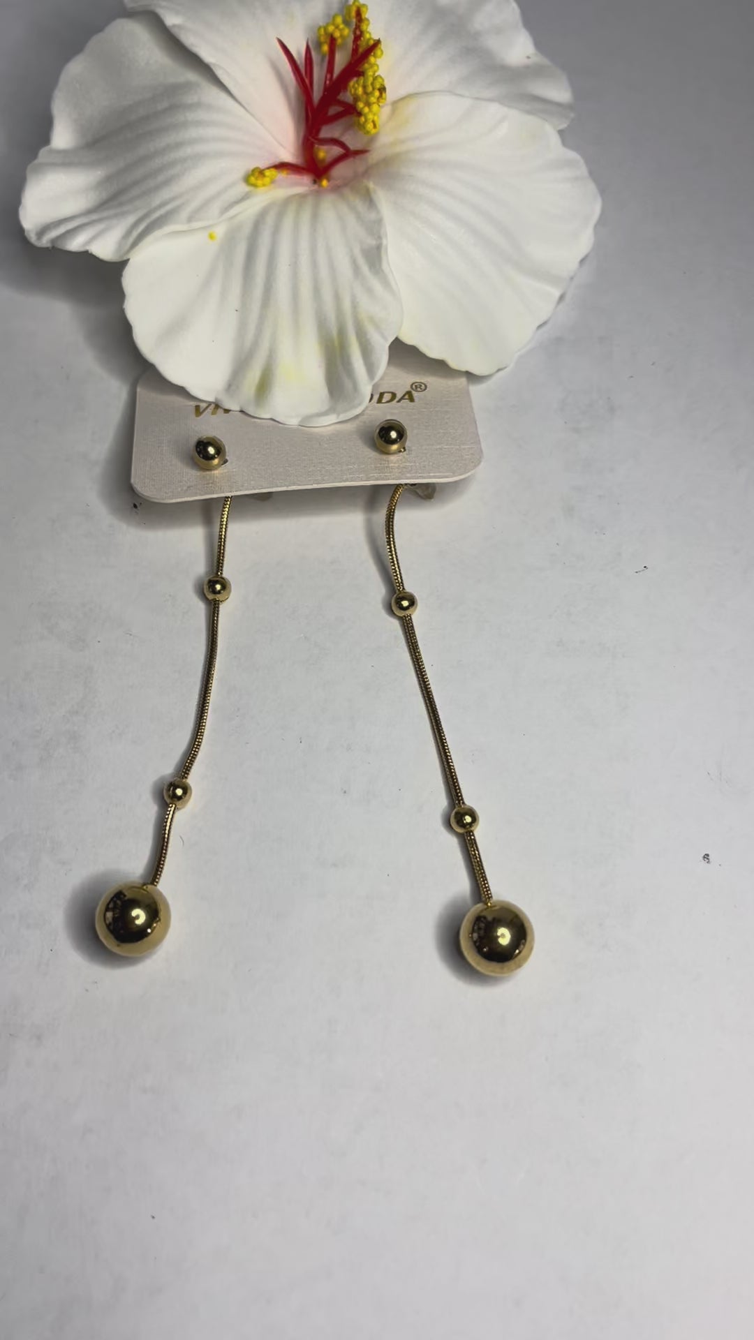 "Orecchini Sfera Pendente in acciaio 316L dorato con sfere pendenti e catena decorativa con perline"